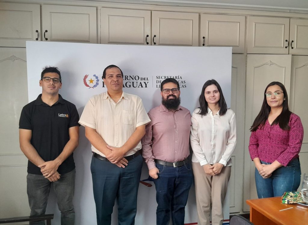 Ministro Javier Viveros recibió a representantes de la oenegé Letra Paraguay