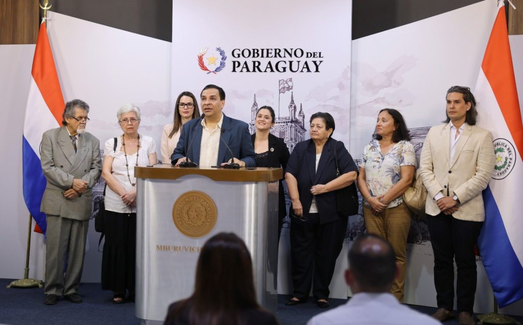 El presidente firma el decreto reglamentario de la Ley de Libro en ambas lenguas oficiales
