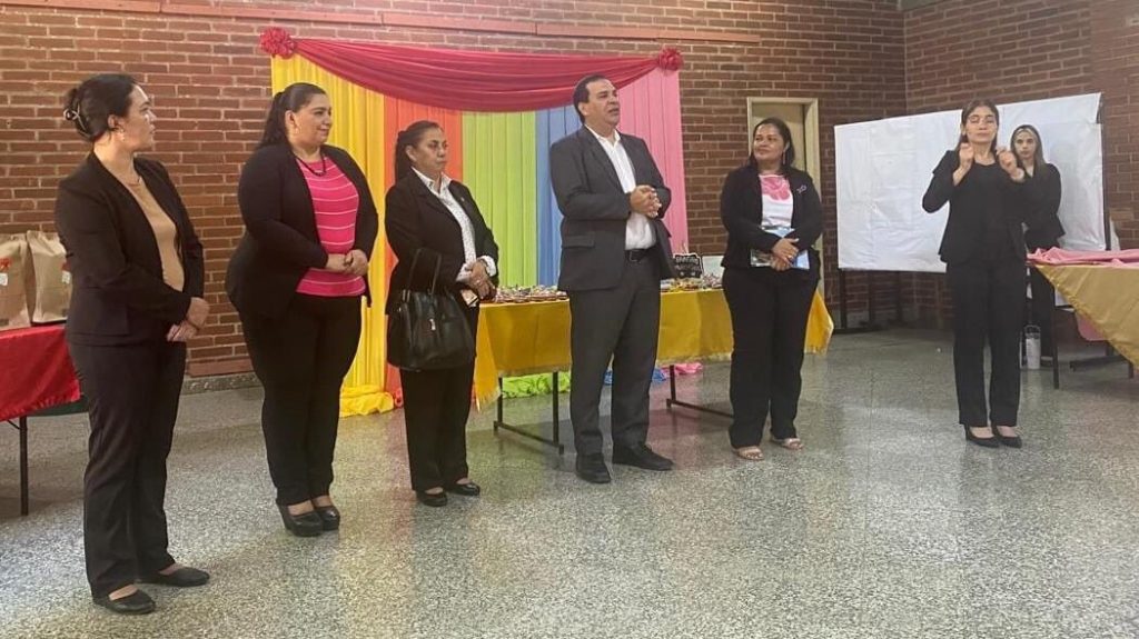 Ministro visitó Escuela de Sordos
