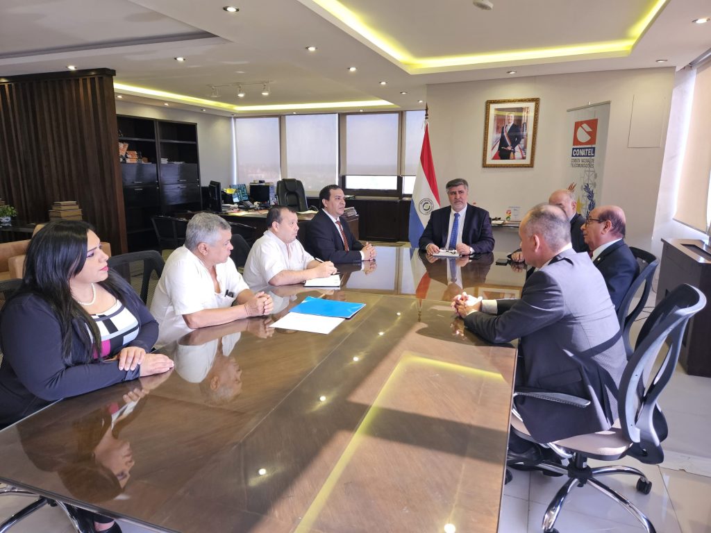 PÑS oñembyaty CONATEL moakãharakuéra ndive.