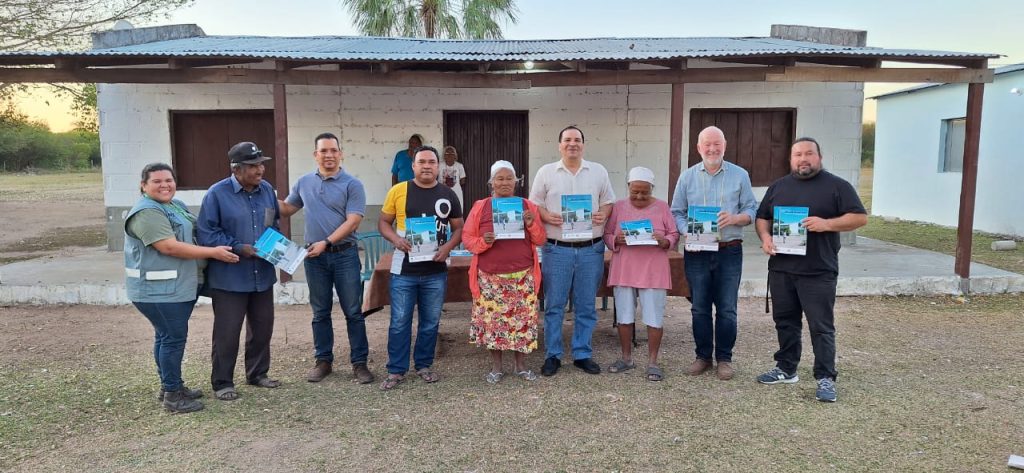 Presentan el libro “GUANA MOMBE’UPY” a la Comunidad Indígena Río Apa
