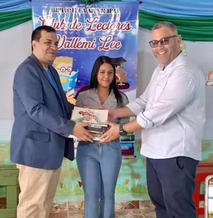 Secretaría de Políticas Lingüísticas donó libros a la biblioteca de San Lázaro