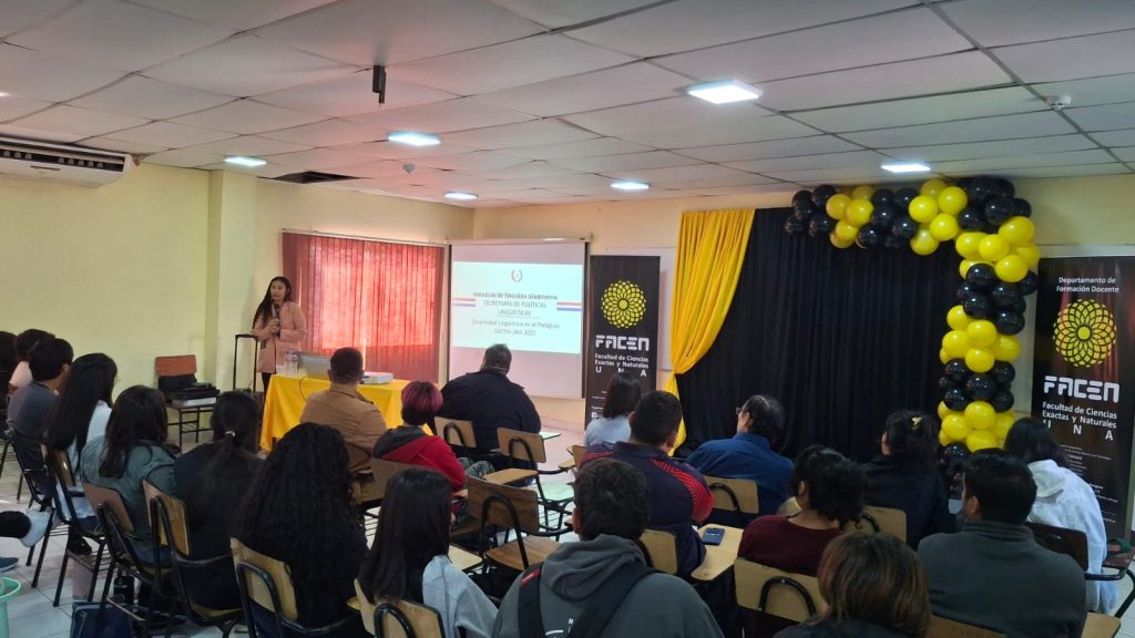 Charla sobre diversidad lingüística en Paraguay reúne a estudiantes y docentes en la FACEN – UNA